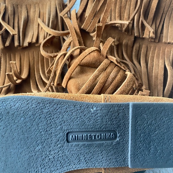 minnetonka fringe moccasins - Picture 2 of 3